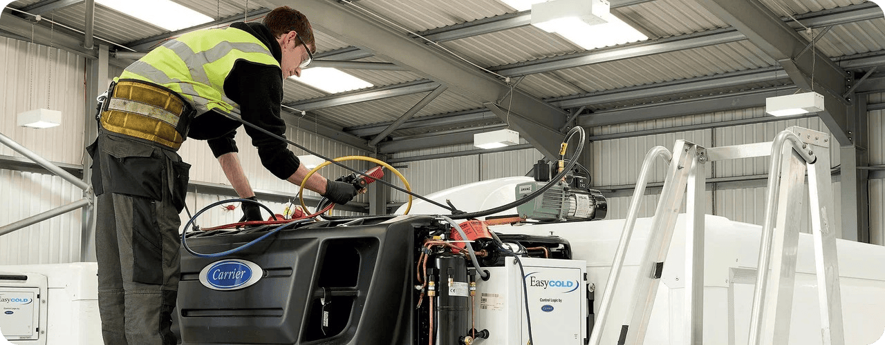 Процесс ремонта холодильно-отопительной установки Carrier