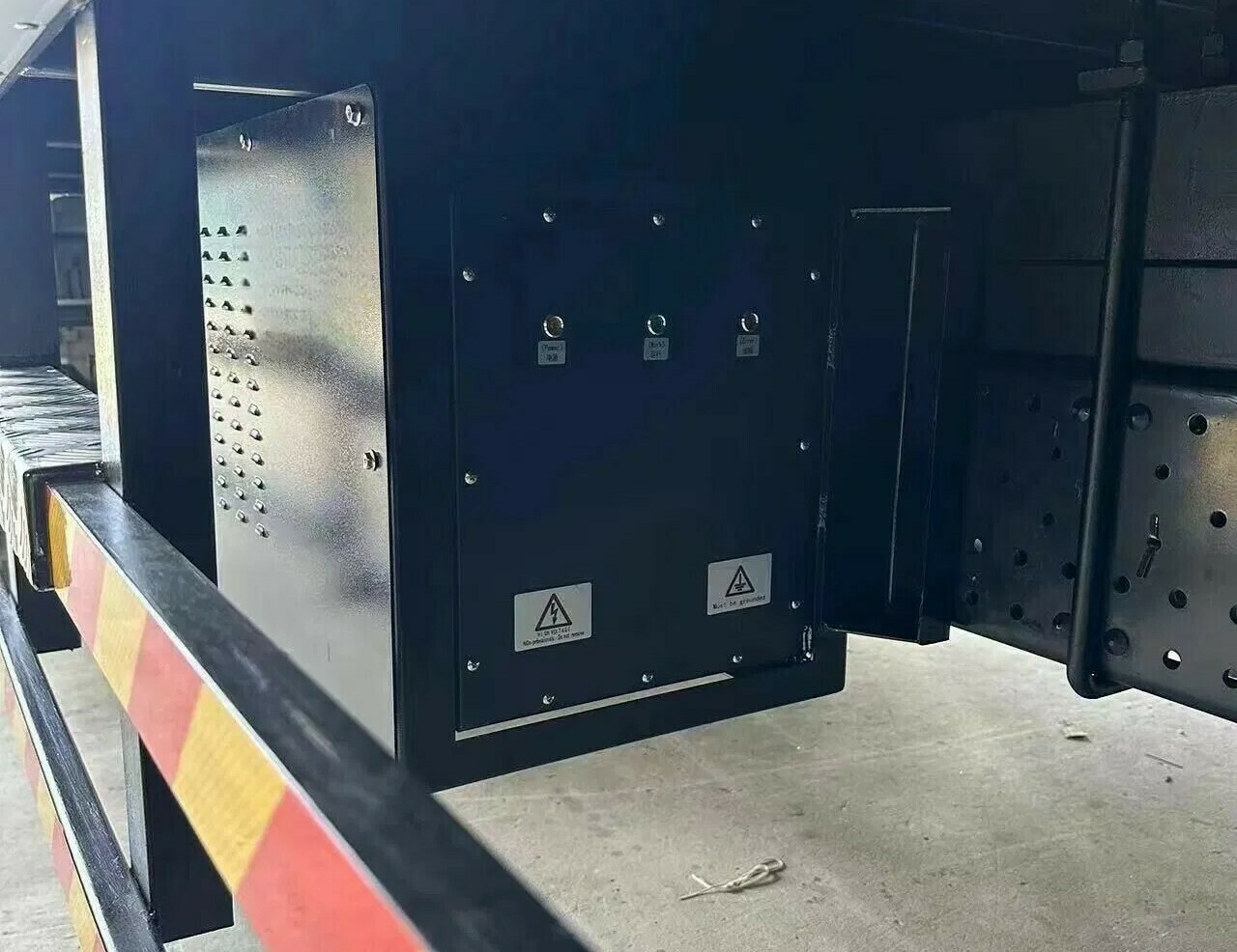 Резервная автомобильная рефрижераторная установка Huabon STB-40 на автомобиле, вид сбоку